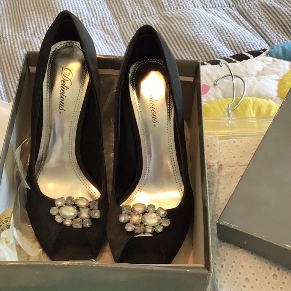 Women’s dress satin heel with jewel detail